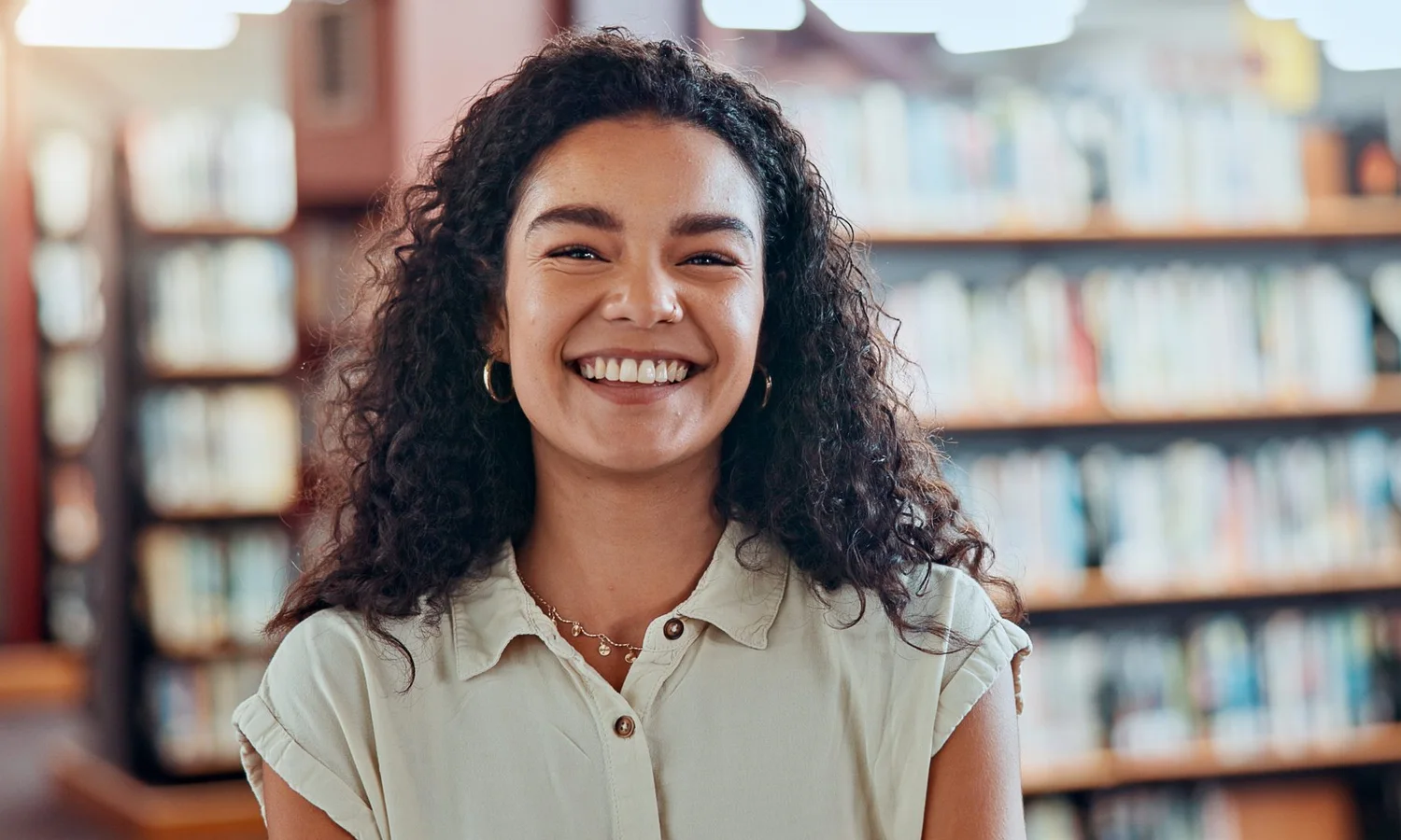 Professora em formação em uma biblioteca